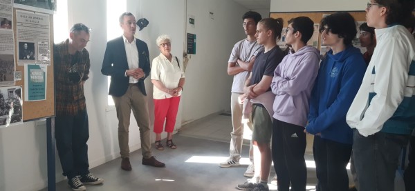 Exposition_Dire_la_guerre_avec_les_lyceens_du_College-Lycee_Diwan_du_Morbihan_WhatsApp_Image_2025-05-22_at_10.40.132