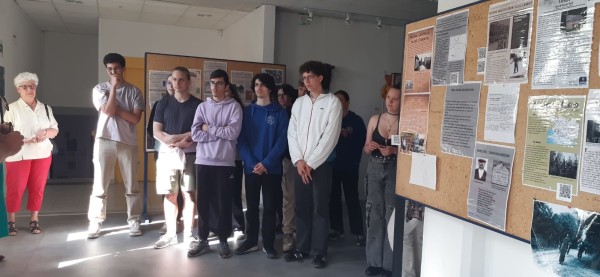 Exposition_Dire_la_guerre_avec_les_lyceens_du_College-Lycee_Diwan_du_Morbihan_WhatsApp_Image_2025-05-22_at_10.43.56